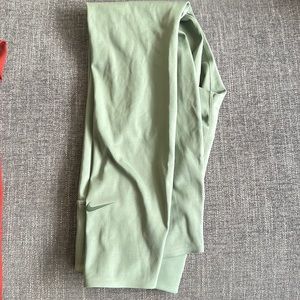 Nike One Luxe Women’s Mid Rise 7/8 Legging, size XS